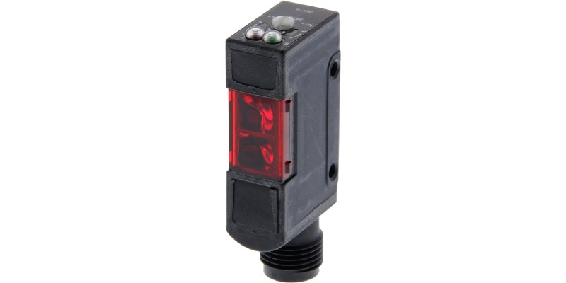 Omron E3S-AD88 gắn bên cạnh băng tải để đếm từng hộp sản phẩm đi qua